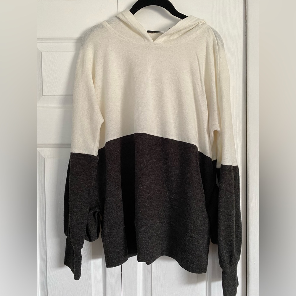 Ladies light weight sweater, hoodie with pockets size large